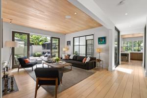 พื้นที่นั่งเล่นของ Modern Architectural Oasis in Menlo Park