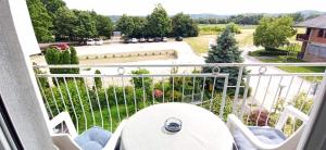 een balkon met uitzicht op een tuin bij OK studio & rooms Lipik in Lipik