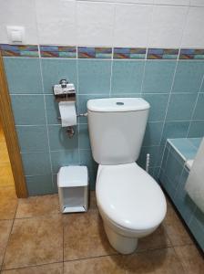 baño con aseo blanco en una habitación en APARTAMENTO PERFECTO, en La Antilla