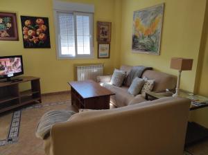 uma sala de estar com um sofá e uma mesa em APARTAMENTO PERFECTO em La Antilla