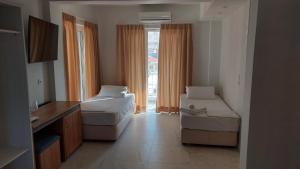 Postel nebo postele na pokoji v ubytování Hotel Nydri Beach