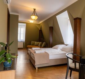 - une chambre avec un lit et une chaise dans l'établissement APARTAMENT Piłsudskiego13 Chrzanów, à Chrzanów