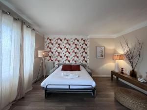 una camera con un letto bianco e due lampade di Le Saint Pierre Grand duplex hyper centre, port Caen a Caen