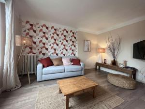 a living room with a couch and a coffee table at Le Saint Pierre Grand duplex hyper centre, port Caen in Caen