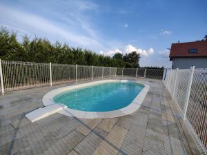 Bazén v ubytovaní Gîte Les Grandes Menières proche du Pal alebo v jeho blízkosti