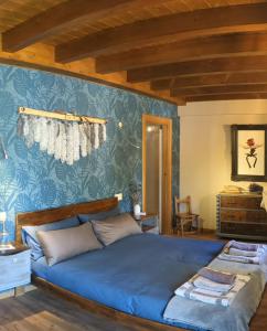 A bed or beds in a room at XANDUA Etxea - Selva de Irati -