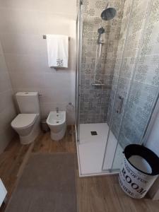 Casa da avó Zita في بومبال: حمام صغير مع مرحاض ودش