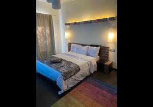 Een bed of bedden in een kamer bij Apartments at The village, New Cairo