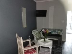 sala de estar con sofá, mesa y sillas en Cederberg Estate, en Ciudad del Cabo