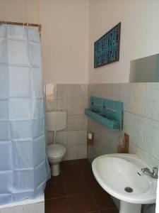 łazienka z białą umywalką i toaletą w obiekcie Old house w mieście Tarrafal