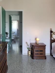 una camera da letto con un letto e un tavolo con una lampada di Casa indipendente e con parcheggio a Tricarico, vicino Matera a Tricarico