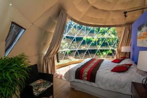 Tempat tidur dalam kamar di Kontiki Forest Glamping Costa Rica