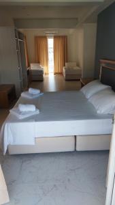 Postel nebo postele na pokoji v ubytování Hotel Nydri Beach