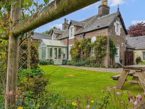 an external view of a house with a garden at Ivy Cottage in Crieff