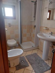 ランペドゥーザにあるCasa Vacanze Cala Pisanaのバスルーム(トイレ、洗面台、シャワー付)
