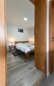 una camera con letto e pavimento in legno di Apartman Jakov a Rakovica
