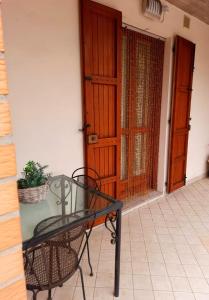 una mesa de cristal y una silla en el patio en appartamento Sant'Agata feltria en SantʼAgata Feltria