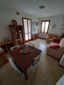 un soggiorno con tavolo e divano di appartamento Sant'Agata feltria a SantʼAgata Feltria