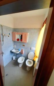 bagno con 2 servizi igienici e lavandino di appartamento Sant'Agata feltria a SantʼAgata Feltria