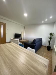 a living room with a blue couch and chairs at Apartamento NyA Zamora in Zamora