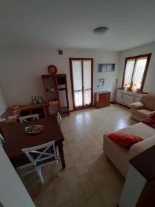 un soggiorno con divano e tavolo di appartamento Sant'Agata feltria a SantʼAgata Feltria
