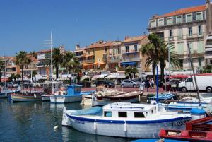 a group of boats docked in a harbor with buildings at T2 avec garage possible, port et plage à moins de 5 minutes à pied ! in Bandol