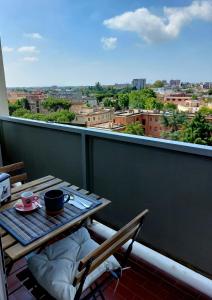 a table and chairs on a balcony with a view at Appartamento CasaZeta luminoso e centralissimo in Latina