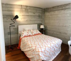 une chambre avec un lit et une lampe dedans dans l'établissement Contemporaine, à Bandol