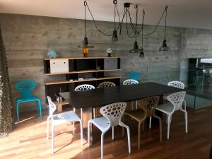 une salle à manger avec une table et des chaises noires dans l'établissement Contemporaine, à Bandol