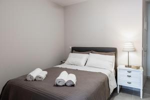 Postel nebo postele na pokoji v ubytování Aroma Accommodations