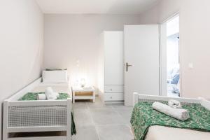 Postel nebo postele na pokoji v ubytování Aroma Accommodations