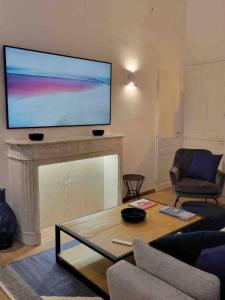 尼斯的住宿－06A4 - Situation exceptionnelle au Port de Nice，客厅配有大屏幕平板电视,位于壁炉上方