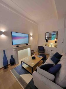 a living room with a couch and a tv at 06A4 - Situation exceptionnelle au Port de Nice in Nice