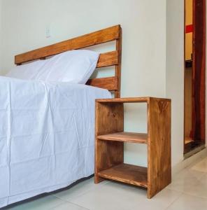 a wooden bunk bed with a shelf next to it at Freddyssimo Preá in Prea