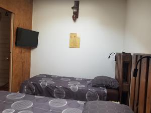 Łóżko lub łóżka w pokoju w obiekcie spacieuse maison de ville avec espace détente
