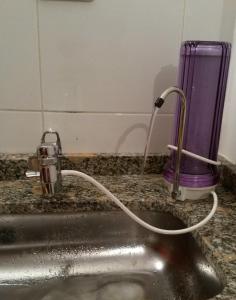 a purple appliance sitting on a counter next to a sink at Dpto económico para tres en Ballester con TV in Villa Ballester