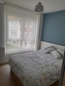 Un pat sau paturi într-o cameră la Apartamentos aguanaz