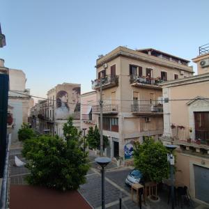 - une vue sur une rue de la ville avec des bâtiments dans l'établissement Appartamento Corso Savoia, à Rosolini