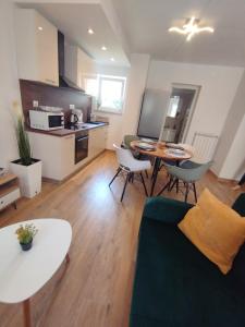 un soggiorno con divano e tavolo di Apartment JAL a Rovigno (Rovinj)