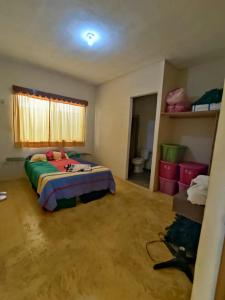um quarto com uma cama num quarto em Casa Giron em Cancún