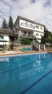 une grande piscine en face d'une maison dans l'établissement Villa Moiko, à La Parra