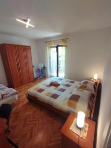 una camera con un grande letto e un tavolo di Apartment JAL a Rovigno (Rovinj)