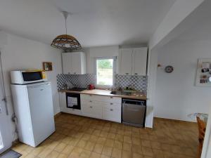 Η κουζίνα ή μικρή κουζίνα στο Grande maison de 4 chambres, 9 couchages proche du Mont Saint Michel +12 φωτογραφίες