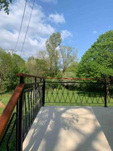 uma varanda com uma cerca e vista para um parque em Chez Camille aux Sieges 