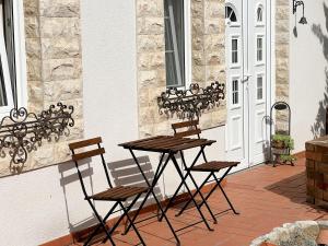 une table et des chaises assises sur une terrasse dans l'établissement Apartments Melita, à Podstrana