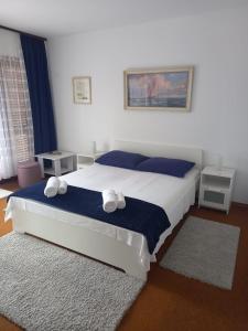 ein Schlafzimmer mit einem Bett mit zwei Handtüchern darauf in der Unterkunft Kuća za odmor VB-IDRO in Tuhelj