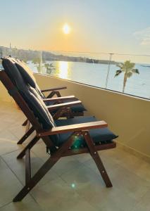leżak na balkonie z widokiem na ocean w obiekcie zonapartments A sea view-city center w Chanii +12 zdjęć