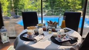 une table avec un tissu de table blanc et de la nourriture dans l'établissement LA VALENTINE, à Épinal