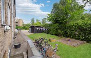 grupa rowerów zaparkowanych obok podwórza w obiekcie 1 Bedroom Cozy Apartment In Valby w Kopenhadze