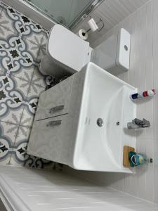 Ванна кімната в Premium flat! Enjoy luxurious white Egyptian bedding near Gants Hill Station, Ilford, London